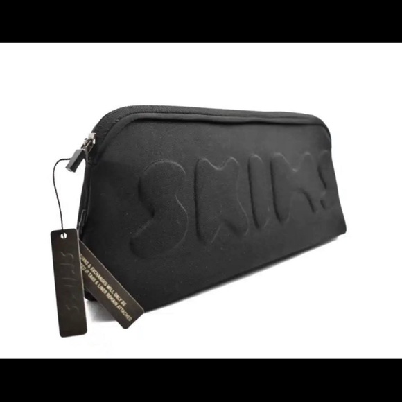 Accessories - NWT SKIMS Neoprene Clutch Zip Pouch in Black Onyx.